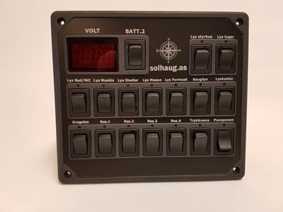 sikringsskap-sol-16-12v-2polt-digitalt-voltmeter_main.jpg
